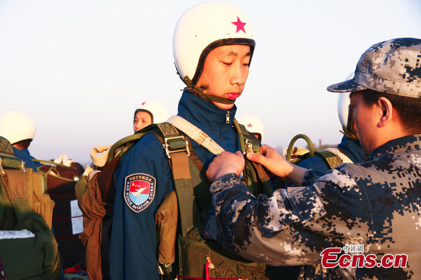 Newly enlisted fighter pilots are in their first training session of airborne parachute jumping in Changchun, the capital city of Northeast China's Jilin Province, May 13, 2013. Altogether 136 pilots, who were handpicked from hundreds of thousands of high school graduates last August, took part in the training. [Photo: CNS/Chen Jie] 