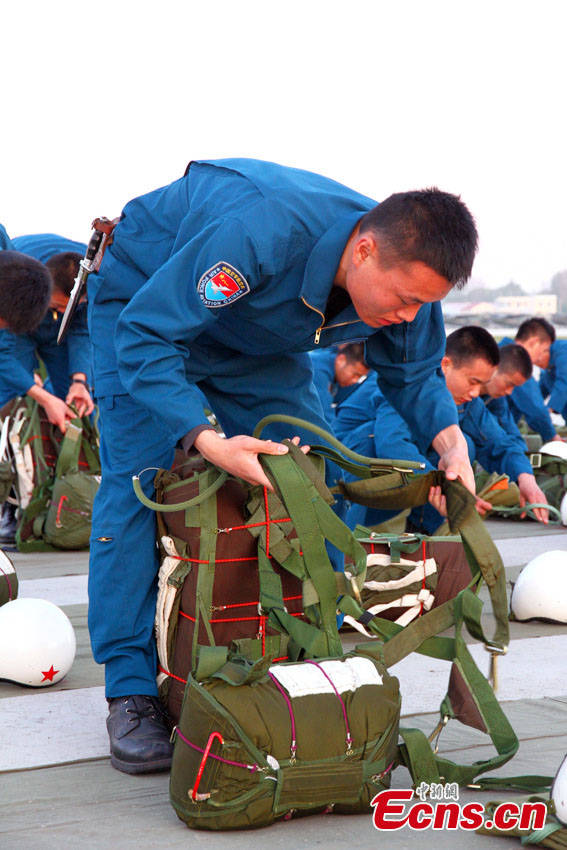 Newly enlisted fighter pilots are in their first training session of airborne parachute jumping in Changchun, the capital city of Northeast China's Jilin Province, May 13, 2013. Altogether 136 pilots, who were handpicked from hundreds of thousands of high school graduates last August, took part in the training. [Photo: CNS/Chen Jie]