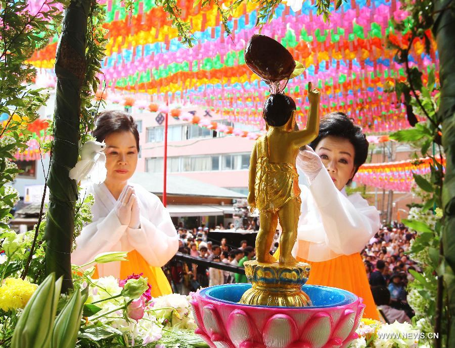 South Korean Buddhists attend a service to celebrate the 2,557th birthday of Buddha at Chogye Temple in Seoul, South Korea, May 17, 2012. Buddha's birthday, falling on May 17 this year, is one of the most important public holidays in South Korea. (Xinhua/Yao Qilin)