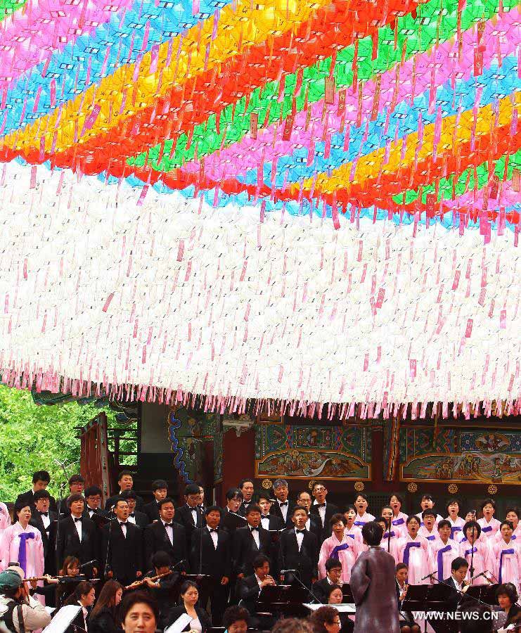 South Korean Buddhists sing during a service to celebrate the 2,557th birthday of Buddha at Chogye Temple in Seoul, South Korea, May 17, 2012. Buddha's birthday, falling on May 17 this year, is one of the most important public holidays in South Korea. (Xinhua/Yao Qilin)