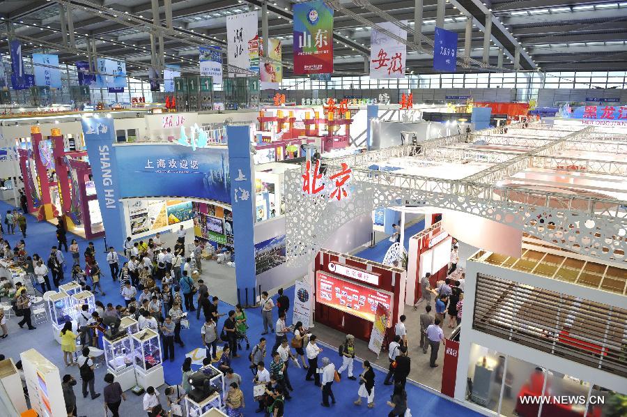 People visit the 9th China International Cultural Industries Fair (ICIF) in Shenzhen, south China's Guangdong Province, May 17, 2013. The four-day ICIF kicked off on Friday here, attracting over two thousand exhibitors. (Xinhua/Liang Xu) 