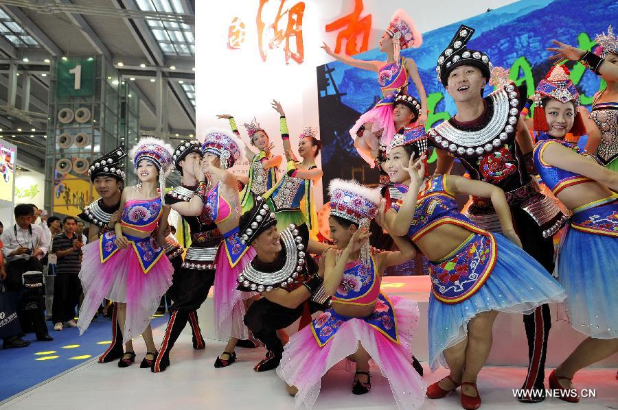 Dancers from central China's Hunan Province perform at the province's pavilion on the 9th China International Cultural Industries Fair (ICIF) in Shenzhen, south China's Guangdong Province, May 17, 2013. The four-day ICIF kicked off on Friday here, attracting over two thousand exhibitors. (Xinhua/Liang Xu) 