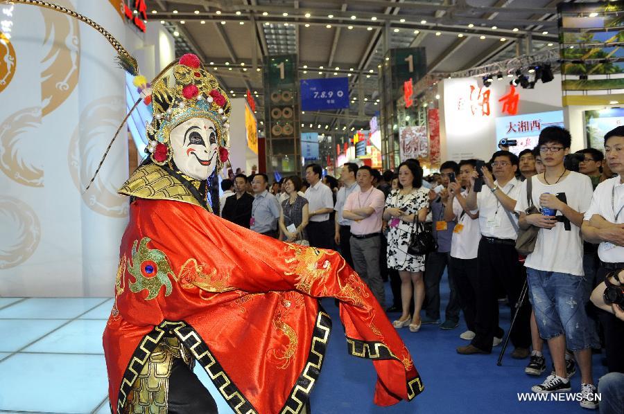 An actor from southwest China's Sichuan Province performs Sichuan Opera at the province's pavilion on the 9th China International Cultural Industries Fair (ICIF) in Shenzhen, south China's Guangdong Province, May 17, 2013. The four-day ICIF kicked off on Friday here, attracting over two thousand exhibitors. (Xinhua/Liang Xu) 