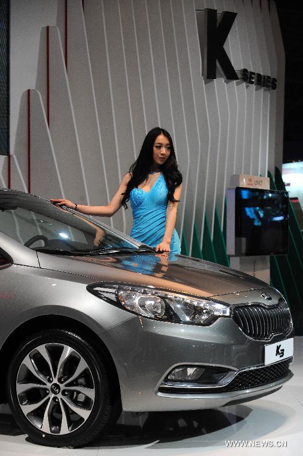 A model presents a Kia K3 at the 2013 China (Taiyuan) International Automobile Exhibition in Taiyuan, capital of north China's Shanxi Province, May 17, 2013. Some 400 vehicles of 63 brands were taken to the auto show here, which kicked off on May 16. (Xinhua/Fan Minda) 