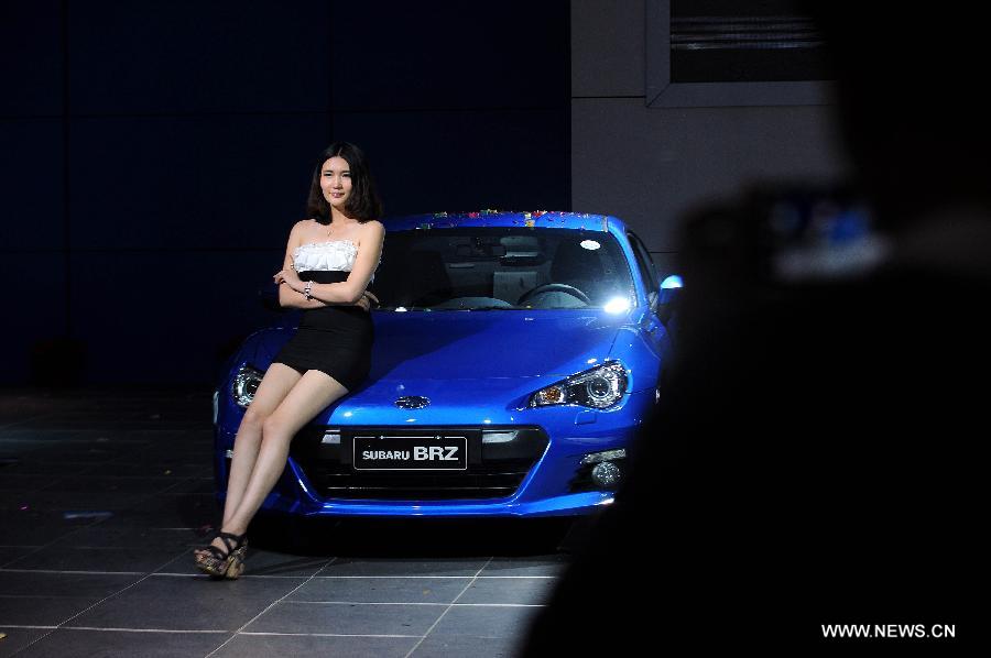 A model presents a Subaru BRZ sports car at the 2013 China (Taiyuan) International Automobile Exhibition in Taiyuan, capital of north China's Shanxi Province, May 17, 2013. Some 400 vehicles of 63 brands were taken to the auto show here, which kicked off on May 16. (Xinhua/Fan Minda) 