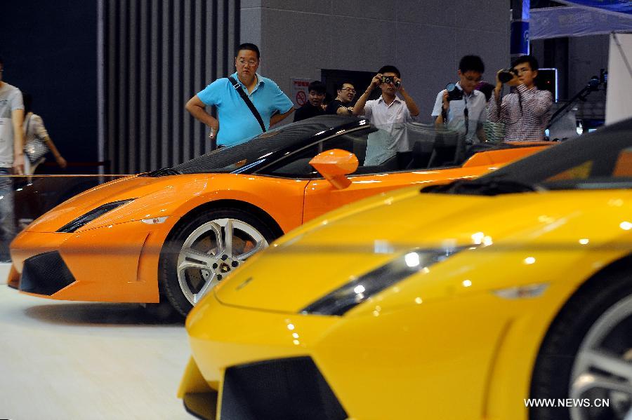 Visitors view Lamborghini sports cars at the 2013 China (Taiyuan) International Automobile Exhibition in Taiyuan, capital of north China's Shanxi Province, May 17, 2013. Some 400 vehicles of 63 brands were taken to the auto show here, which kicked off on May 16. (Xinhua/Fan Minda) 