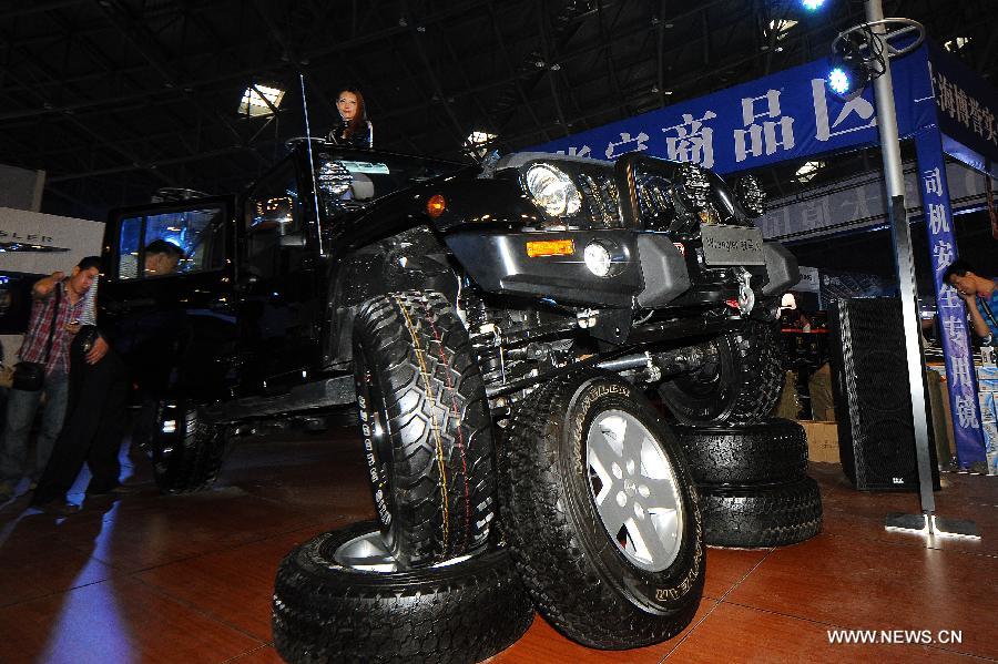 Visitors view a Jeep Wrangler at the 2013 China (Taiyuan) International Automobile Exhibition in Taiyuan, capital of north China's Shanxi Province, May 17, 2013. Some 400 vehicles of 63 brands were taken to the auto show here, which kicked off on May 16. (Xinhua/Fan Minda) 
