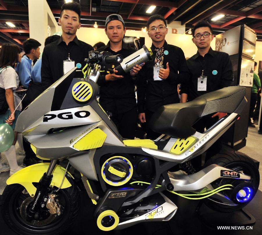 Participants shows a motorbike powered by lithium iron phosphate batteries at the 2013 Youth Designers' Exhibition (YODEX) in Taipei, southeast China's Taiwan, May 17, 2013. The 2013 YODEX, opening Friday in Taipei, attracted over 8,400 designers. (Xinhua/Wu Ching-teng)