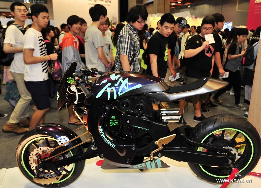 Visitors view a concept motorbike at the 2013 Youth Designers' Exhibition (YODEX) in Taipei, southeast China's Taiwan, May 17, 2013. The 2013 YODEX, opening Friday in Taipei, attracted over 8,400 designers. (Xinhua/Wu Ching-teng)  