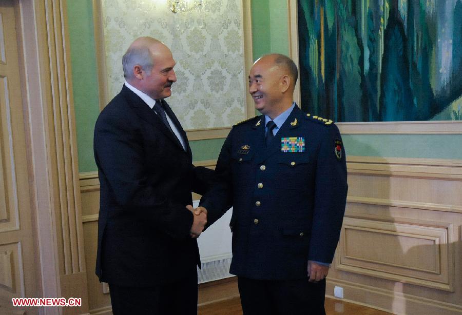 Belarusian President Alexander Lukashenko (L) shakes hands with Xu Qiliang, vice chairman of the Central Military Commission of the People's Republic of China, in Minsk, Belarus, May 17, 2013. (Xinhua/Liu Hongxia) 