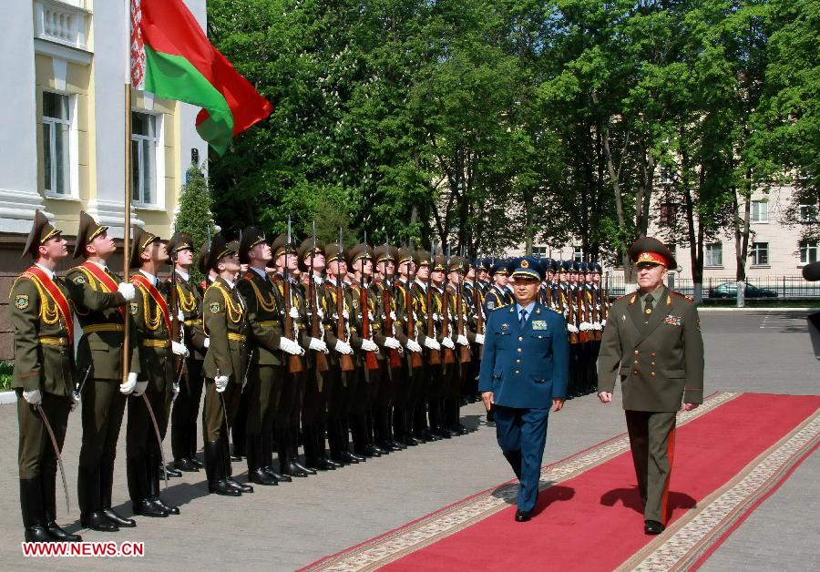 Belarusian Minister of Defense Yuriy Zhadobin (1st R) and Xu Qiliang (2nd R), vice chairman of the Central Military Commission of the People's Republic of China, review a guard of honor in Minsk, Belarus, May 17, 2013. (Xinhua/Liu Hongxia) 