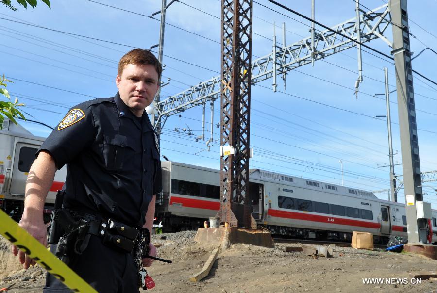 A policeman works at the site of a Metro North train collision in Fairfield, Connecticut, the United States, on May 18, 2013. Investigators have begun their probe into the commuter train collision which took place in the U.S. state of Connecticut during Friday evening rush hour, leaving more than 70 injuries, government officials said in a press briefing Saturday. (Xinhua/Wang Lei) 