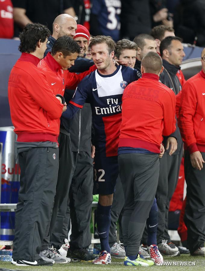 Paris Saint-Germain's English midfielder David Beckham hugs his teammates after he is substituted during a French League 1 football match between Paris St Germain and Brest at Parc des Princes stadium in Paris on May 18, 2013.(Xinhua/Wang Lili)