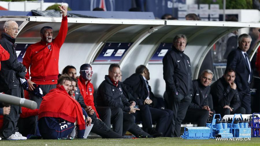 Paris Saint-Germain's English midfielder David Beckham (front) looks pensive sitting on the pitch after he is substituted during a French League 1 football match between Paris St Germain and Brest at Parc des Princes stadium in Paris on May 18, 2013.(Xinhua/Wang Lili)