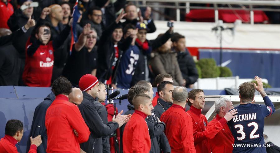 Paris Saint-Germain's English midfielder David Beckham(1st R) waves to the supporters after he is substituted during a French League 1 football match between Paris St Germain and Brest at Parc des Princes stadium in Paris on May 18, 2013.(Xinhua/Wang Lili)