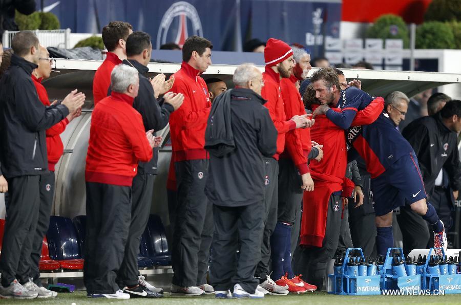 Paris Saint-Germain's English midfielder David Beckham hugs his teammates after he is substituted during a French League 1 football match between Paris St Germain and Brest at Parc des Princes stadium in Paris on May 18, 2013.(Xinhua/Wang Lili)