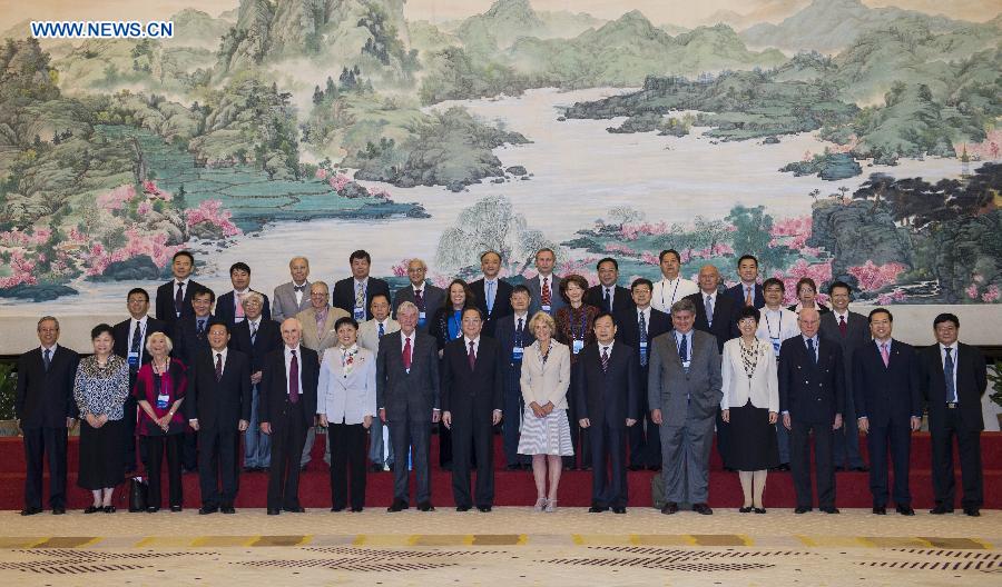 Yu Zhengsheng (front, C), chairman of the National Committee of the Chinese People's Political Consultative Conference, poses for group photo with representatives attending the second session of the World Cultural Forum (Taihu, China) in Hangzhou, capital of east China's Zhejiang Province, May 18, 2013. (Xinhua/Wang Ye)