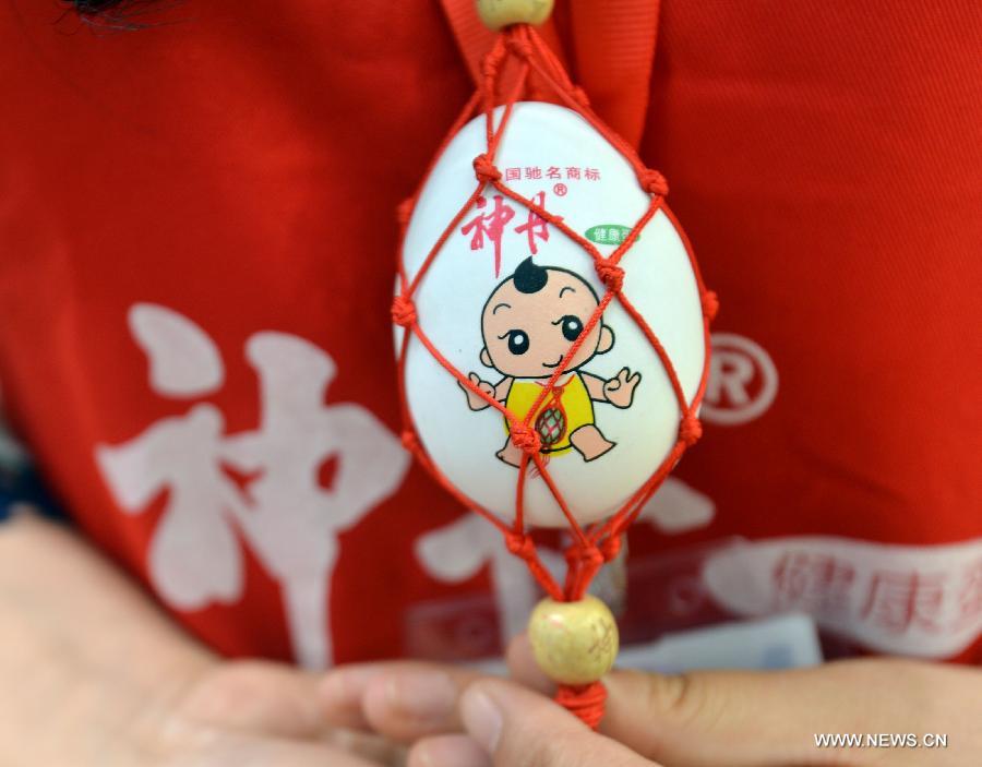 An exhibitor shows a "green" egg at the 11th (2013) China Animal Husbandry Expo in Wuhan, capital of central China's Hubei Province, May 18, 2013. The expo, which kicks off on May 18, will last until May 21. (Xinhua/Hu Weiming) 