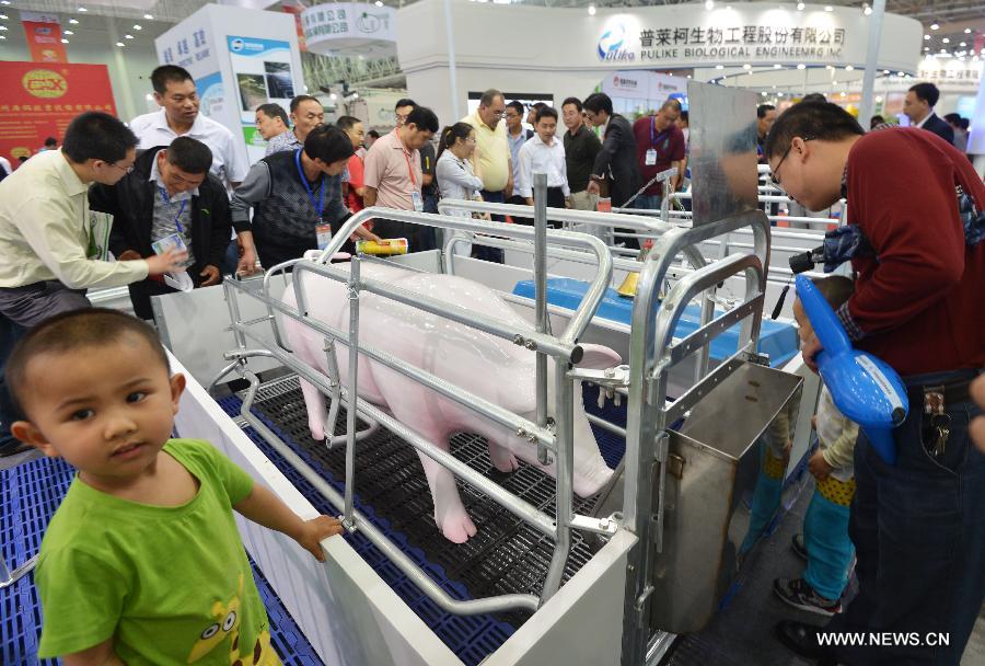 People visit the 11th (2013) China Animal Husbandry Expo in Wuhan, capital of central China's Hubei Province, May 18, 2013. The expo, which kicks off on May 18, will last until May 21. (Xinhua/Hu Weiming)