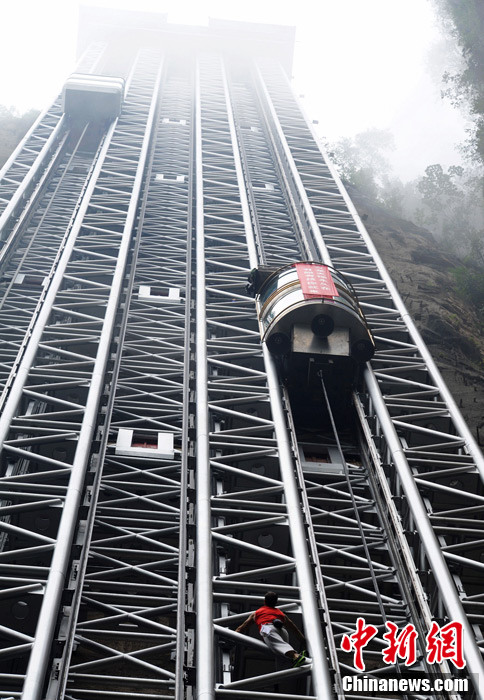 French rock climber Jean-Michel Casanova climbs the 172-meter tall metal elevator frame in Zhangjiajie, a scenic spot in Central China's Hunan province, May 18, 2013.(Photo/ Chinanews.com) 