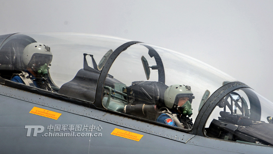 Fighters of a regiment of the air force under the Lanzhou Military Area Command (MAC) of the Chinese People's Liberation Army (PLA) in air confrontation training in a simulated actual-battlefield environment. (China Military Online/Zhu Zhizhang)