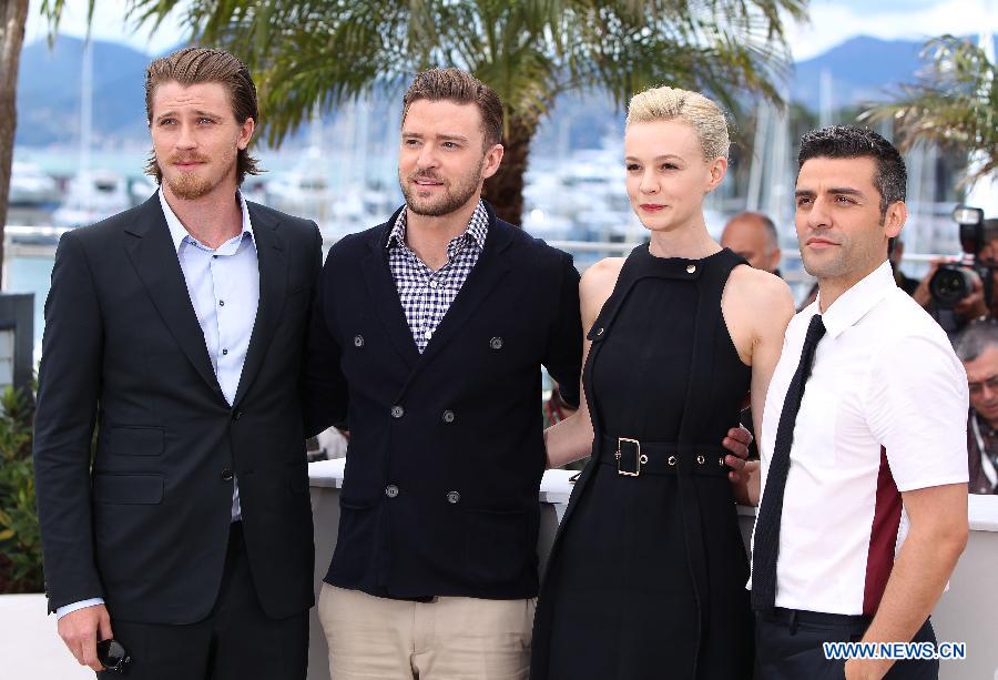 (L to R) Cast members actor Garrett Hedlund, Justin Timberlake, Carey Mulligan and Oscar Isaac pose during a photocall for American film "Inside Llewyn Davis" presented in Competition at the 66th edition of the Cannes Film Festival in Cannes, on May 19, 2013. (Xinhua/Gao Jing)