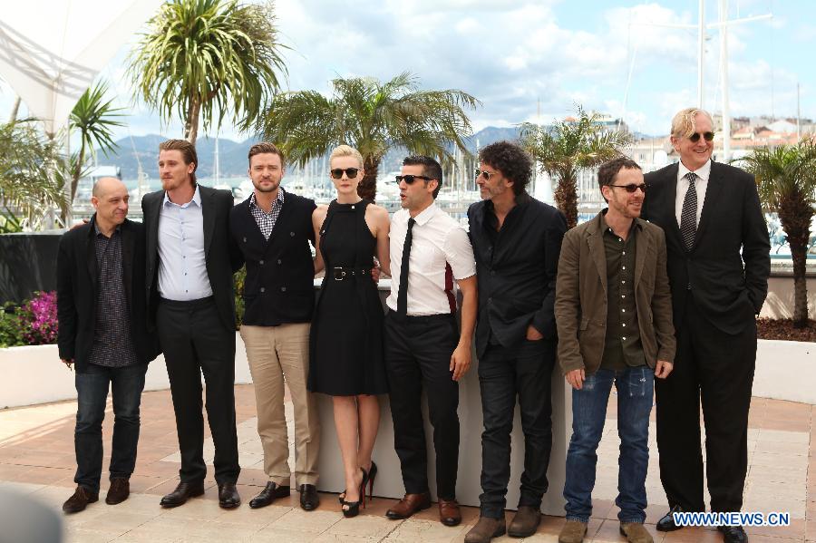 Cast members pose during a photocall for American film "Inside Llewyn Davis" presented in Competition at the 66th edition of the Cannes Film Festival in Cannes, on May 19, 2013. (Xinhua/Gao Jing) 