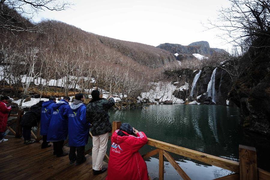 Tourists visit a scenic spot of the Changbai Mountain in Changchun City, northeast China's Jilin Province, May 19, 2013. (Xinhua/Xu Chang)