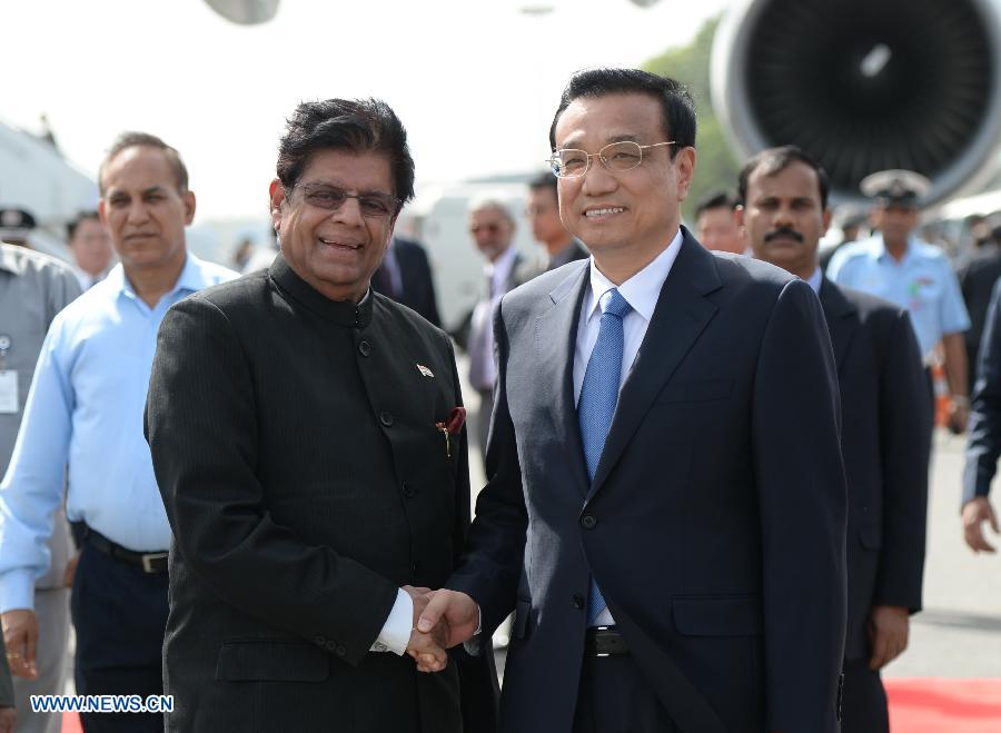 Chinese Premier Li Keqiang (R, front) arrives at an airport in New Delhi, India, kicking off an official visit to the country, on May 19, 2013. (Xinhua/Ma Zhancheng) 
