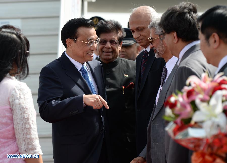Chinese Premier Li Keqiang (2nd L) arrives at an airport in New Delhi, India, kicking off an official visit to the country, on May 19, 2013. (Xinhua/Ma Zhancheng)