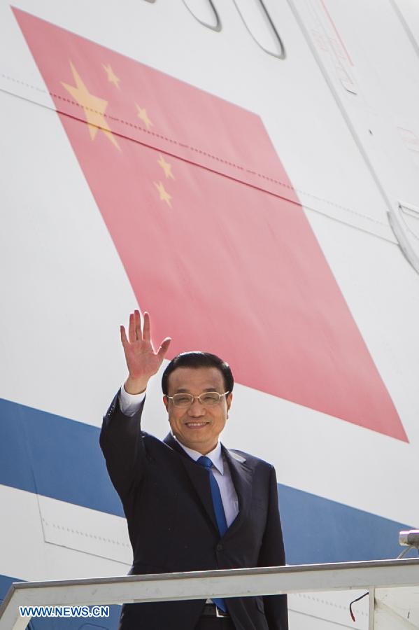 Chinese Premier Li Keqiang waves upon his arrival at an airport in New Delhi, India, kicking off an official visit to the country, on May 19, 2013. (Xinhua/Zheng Huansong) 
