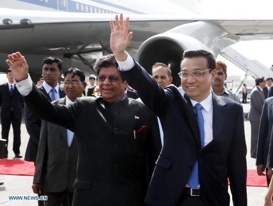 Chinese Premier Li Keqiang (R, front) waves upon his arrival at an airport in New Delhi, India, kicking off an official visit to the country, on May 19, 2013. (Xinhua/Ju Peng) 