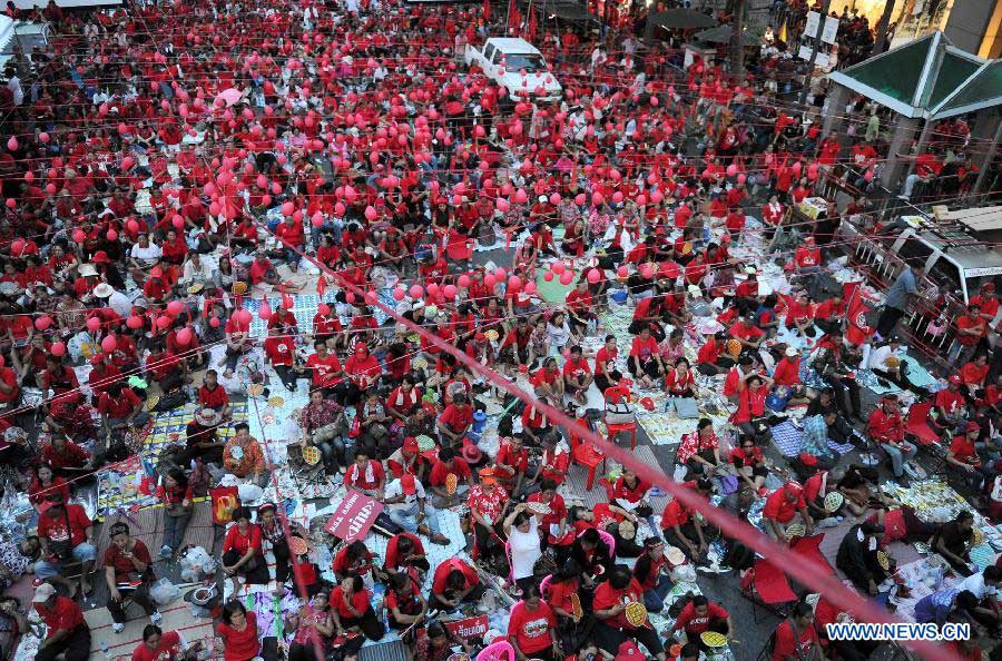 Thousands of supporters of the United Front for Democracy against the Dictatorship (UDD), or the Red shirts, rally to commemorate the third anniversary of the military crackdown on the anti-government protesters in the main shopping district of Bangkok, capital of Thailand, May 19, 2013. (Xinhua/Gao Jianjun)