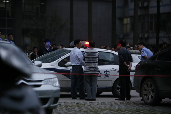 Police are called to the No 9 Hospital of Wuhan in Central China’s Hubei province, May 18, where a college student holds a doctor hostage over medical fees. [Photo provided to China Daily]