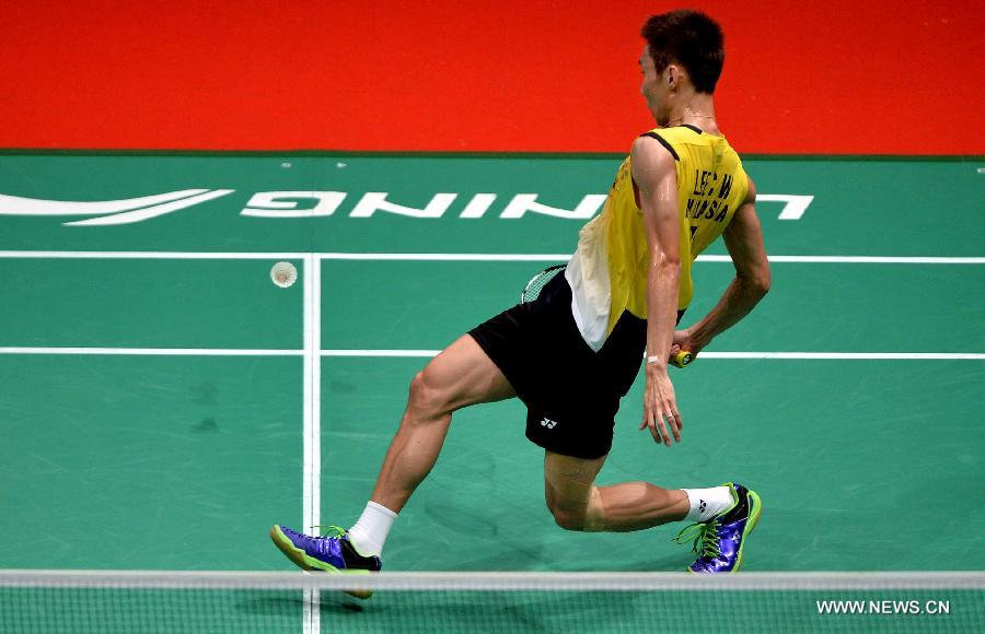 Lee Chong Wei (R) of Malaysia hits a return against Yang Chih Hsun of Chinese Taipei during their match at the 2013 Sudirman Cup world mixed team badminton championship in Kuala Lumpur, Malaysia, on May 19, 2013. Lee won 2-0. (Xinhua/Chen Xiaowei)