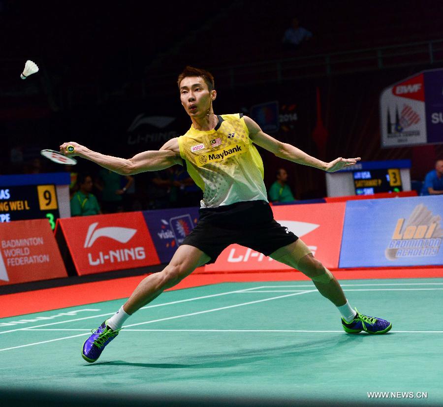 Lee Chong Wei (R) of Malaysia hits a return against Yang Chih Hsun of Chinese Taipei during their match at the 2013 Sudirman Cup world mixed team badminton championship in Kuala Lumpur, Malaysia, on May 19, 2013. Lee won 2-0. (Xinhua/Chen Xiaowei)