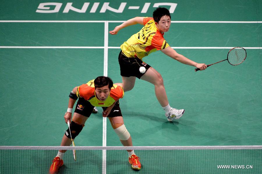 Yu Yang (top) and Wang Xiaoli of China compete during the 2013 Sudirman Cup world mixed team badminton championship against India's Ashwini Ponnappa and Pradnya Gadre in Kuala Lumpur, Malaysia, on May 19, 2013. The Chinese pair won 2-0. The Chinese team won 5-0 in total. (Xinhua/Chen Xiaowei)