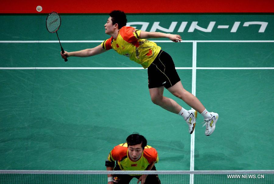 Yu Yang (top) and Wang Xiaoli of China compete during the 2013 Sudirman Cup world mixed team badminton championship against India's Ashwini Ponnappa and Pradnya Gadre in Kuala Lumpur, Malaysia, on May 19, 2013. The Chinese pair won 2-0. The Chinese team won 5-0 in total. (Xinhua/Chen Xiaowei)