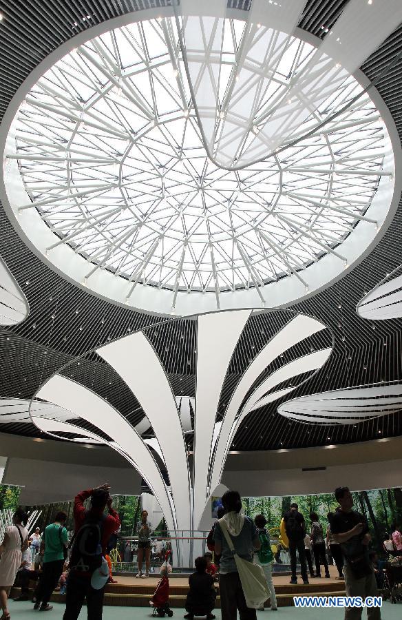 Visitors watch during the 9th China (Beijing) International Garden Expo in Beijing, capital of China, May 18, 2013. The expo opened in southwestern Fengtai district in Beijing on Saturday and will last till Nov. 18, 2013. Garden designs from 69 Chinese cities and 29 countries will be presented. (Xinhua/Yang Le)