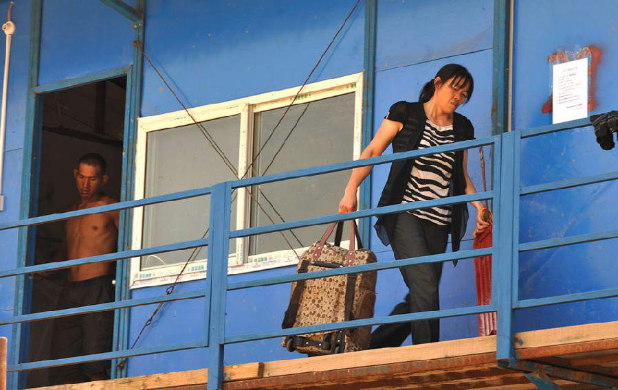 Seeing the arrival of coworkers’ wives, many migrant miss their own family very much. (Photo/ Guangming Online)
