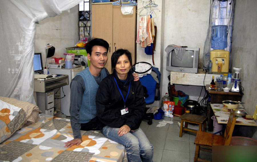 Two migrant workers enjoy their dating time. (Photo/ Guangming Online)