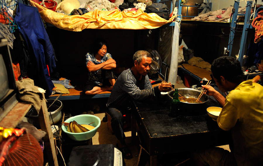 Ten people live in the 10-square-meter room which is full of bad smells. (Photo/ Guangming Online)
