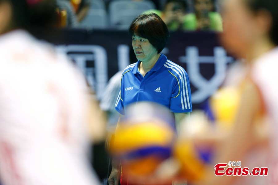 Lang Ping, who was appointed to coach the Chinese national team last month, talks to players at the Beilun International Volleyball Tournament in Ningbo, Zhejiang Province, May 19, 2013. The Chinese team, which was formed last week, proved a class above their opponents and won the match 25-12, 25-20, 25-14 in just one hour and 11 minutes. (CNS/Fu Tian)