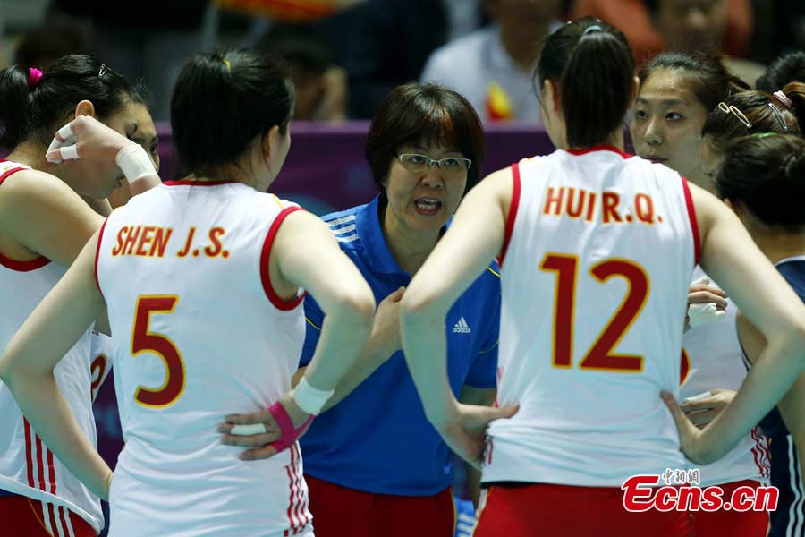 Lang Ping, who was appointed to coach the Chinese national team last month, talks to players at the Beilun International Volleyball Tournament in Ningbo, Zhejiang Province, May 19, 2013. The Chinese team, which was formed last week, proved a class above their opponents and won the match 25-12, 25-20, 25-14 in just one hour and 11 minutes. (CNS/Fu Tian)
