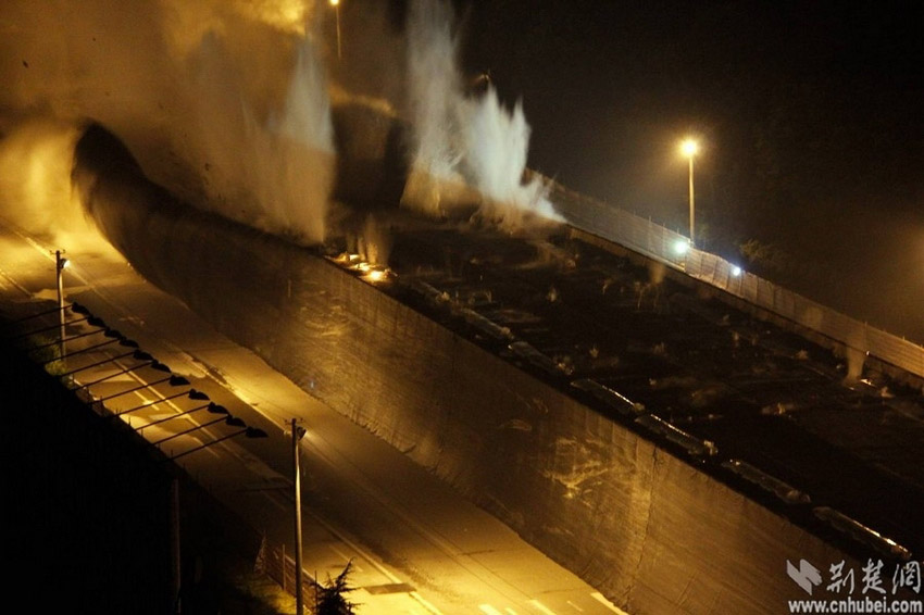 After being in operation for 16 years, a 3.5km viaduct was demolished in Wuhan, capital of Central China's Hubei province, on Saturday night, May 18,2013. (Source: cnhubei.com)