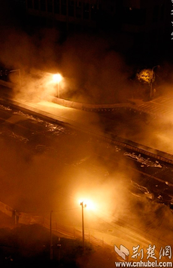 After being in operation for 16 years, a 3.5km viaduct was demolished in Wuhan, capital of Central China's Hubei province, on Saturday night, May 18,2013. (Source: cnhubei.com)