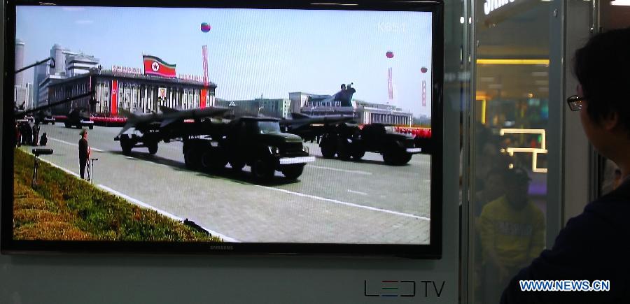 People watch TV news reporting missile launch at Seoul Train Station in Seoul, South Korea, on May 19, 2013. The Democratic People's Republic of Korea (DPRK) on Sunday fired a short-range missile into the East Sea, Yonhap News Agency said quoting an anonymous Seoul military official.(Xinhua/Yao Qilin) 