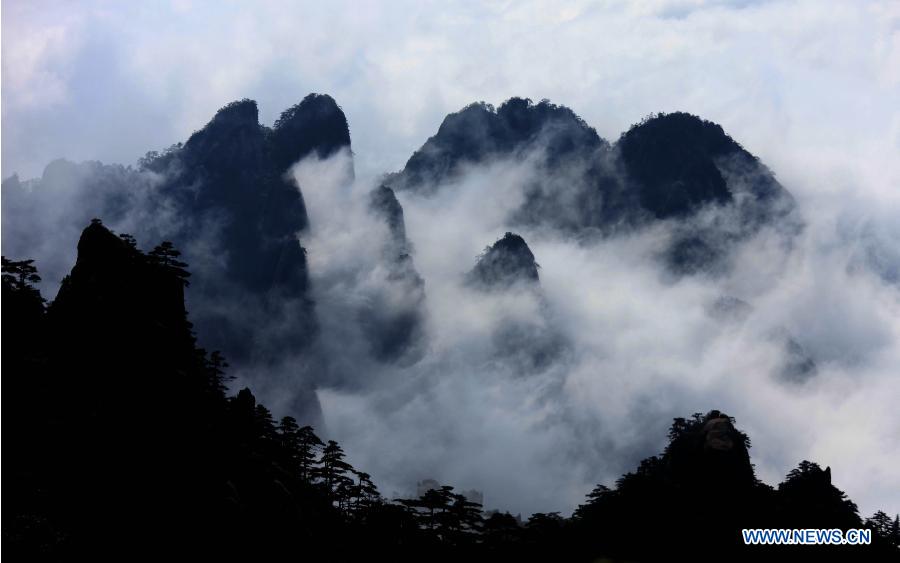 Photo taken on May 19, 2013 shows the sea of clouds at the Mount Huangshan scenic spot in Huangshan City, east China's Anhui Province. (Xinhua/Shi Guangde)