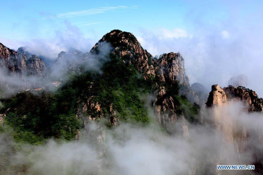 Photo taken on May 19, 2013 shows the sea of clouds at the Mount Huangshan scenic spot in Huangshan City, east China's Anhui Province. (Xinhua/Shi Guangde)
