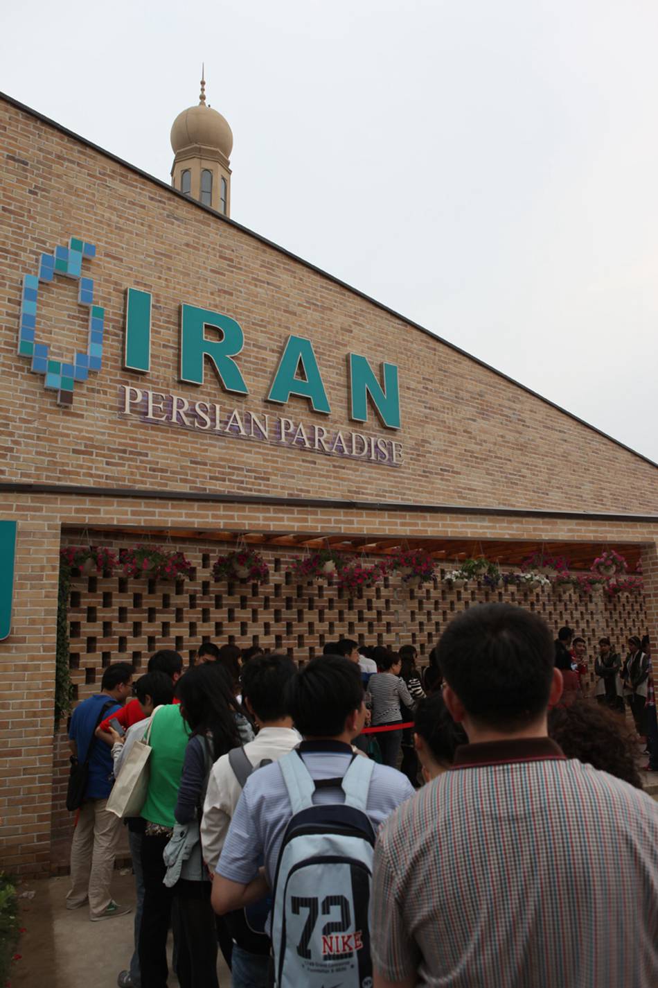 People line up to enter Iran's Persian Paradise at the opening of the Ninth China (Beijing) International Garden Expo on Saturday, May 18, 2013. The expo will last for six months. [Photo: CRIENGLISH.com / Luo Dan]